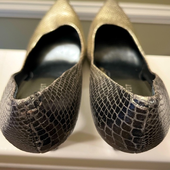 Nine West high heel shoe in subdued gold snake detail. Classic and sexy ! - Picture 4 of 8